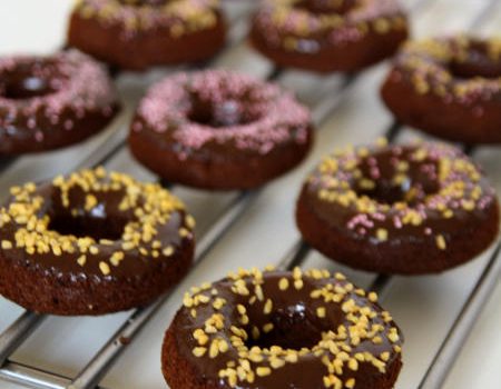 Podwójnie czekoladowe pieczone donuty
