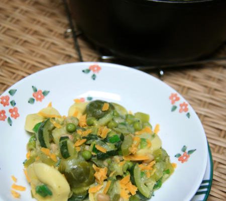 Zielony gulasz z szpinakowym tortellini