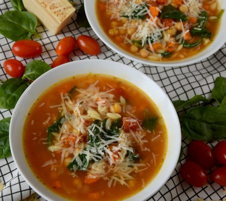 Zupa włoska z ciecierzycą, pomidorkami i szpinakiem