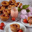 Muffinki z karmelizowanym rabarbarem i różowym lukrem