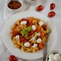 Makaron z czerwonym pesto, pieczonymi pomidorkami i mozzarellą