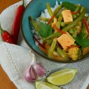Czerwone curry z tofu i zielonymi warzywami