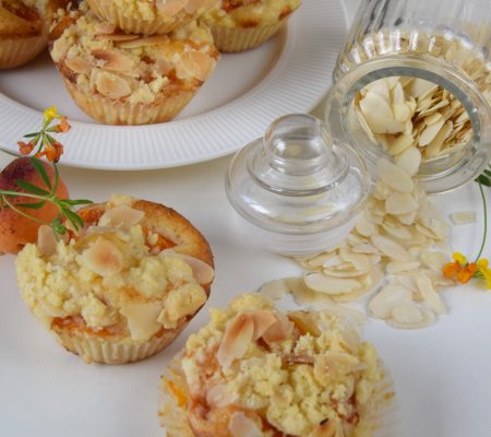 Waniliowe muffinki z morelami i migdałową kruszonką