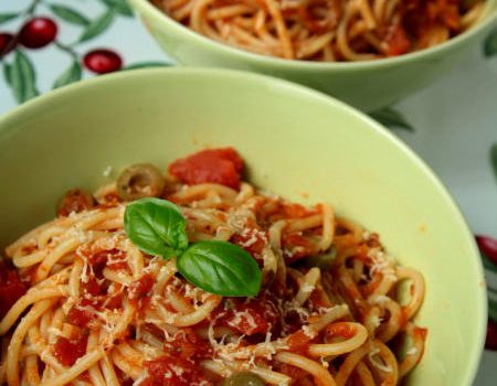Spagetti z sosem pomidorowym i oliwkami
