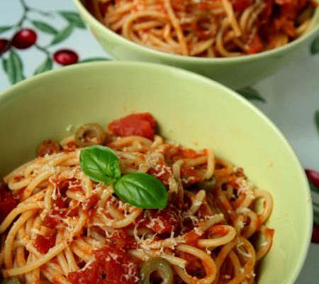 Spagetti z sosem pomidorowym i oliwkami